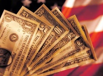 Курс доллара не изменился, евро вырос на валютных торгах пятницы